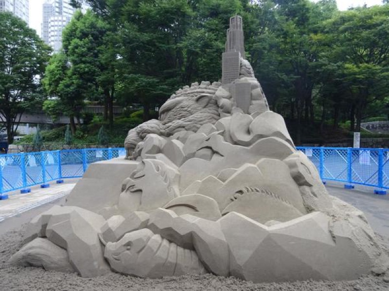 Illustration for article titled Another Large Godzilla Appears in Tokyo, But It's Made of Sand
